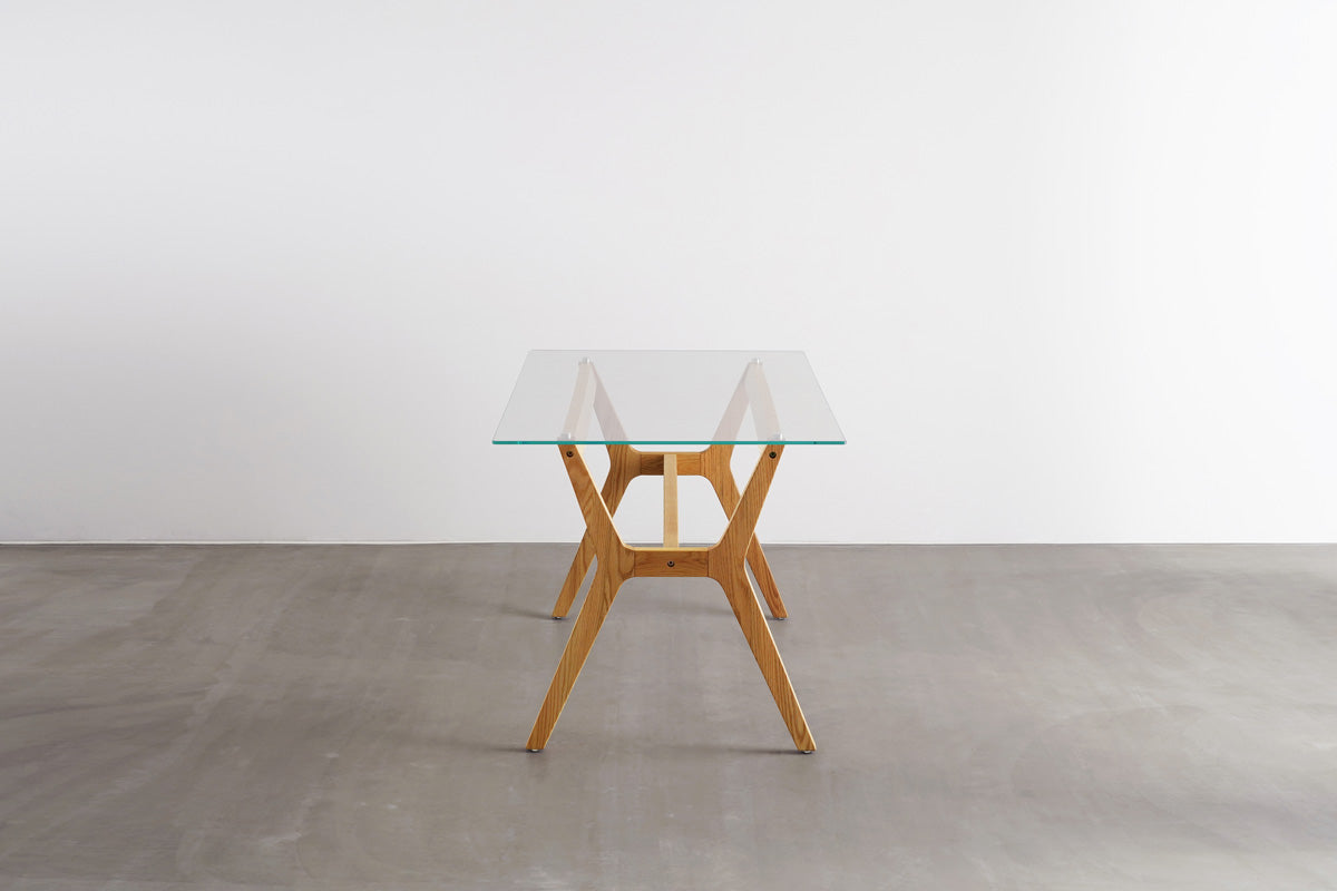 Favricaのガラス天板とナチュラルカラーのHライン型木製脚を組み合わせたダイニングテーブル使用例2