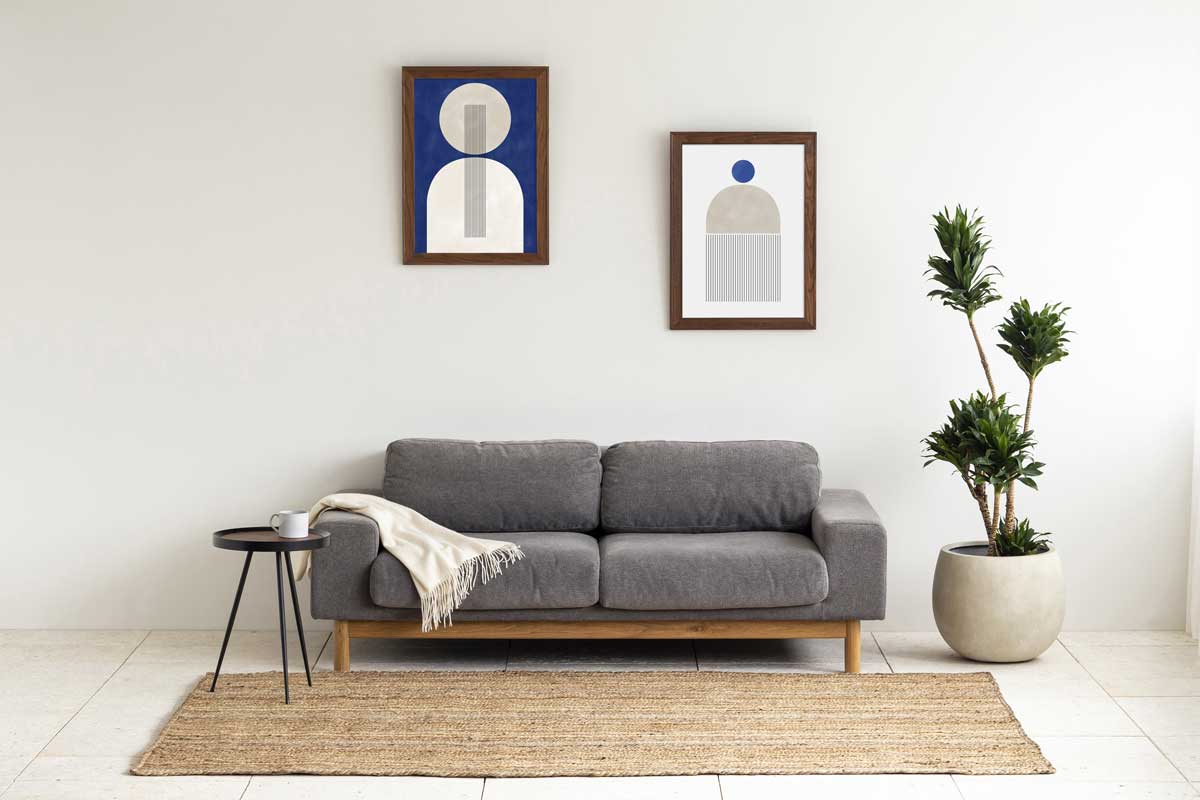 KANADEMONOのグレーとビビットなブルーのトーンがお部屋を明るくするシンプルモダンなジオメトリックアートA2＋ブラウンフレーム（組み合わせ使用例）