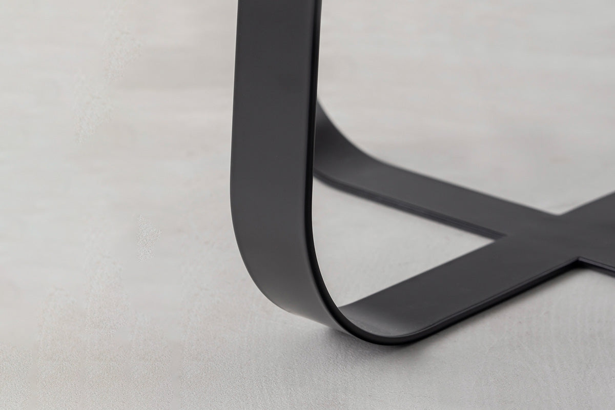KANADEMONOの無垢ホワイトアッシュRound座面とブラックのCross Plate脚を合わせたシンプルモダンなハイスツール（）