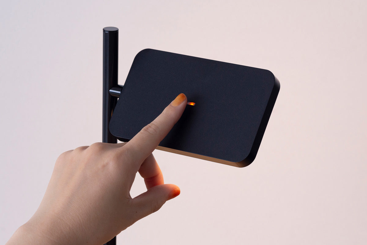 Qi充電機能、USBポート付きデスクライトブラック（スイッチ）