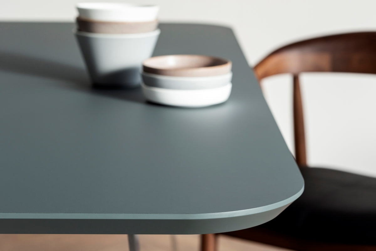 Fenix オリーブ色天板 テーブルとテーブルウェア１