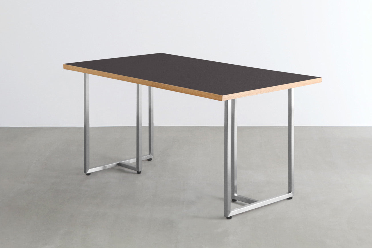 KanademonoのリノリウムCharcoal天板にTラインのステンレス脚を組み合わせたテーブル