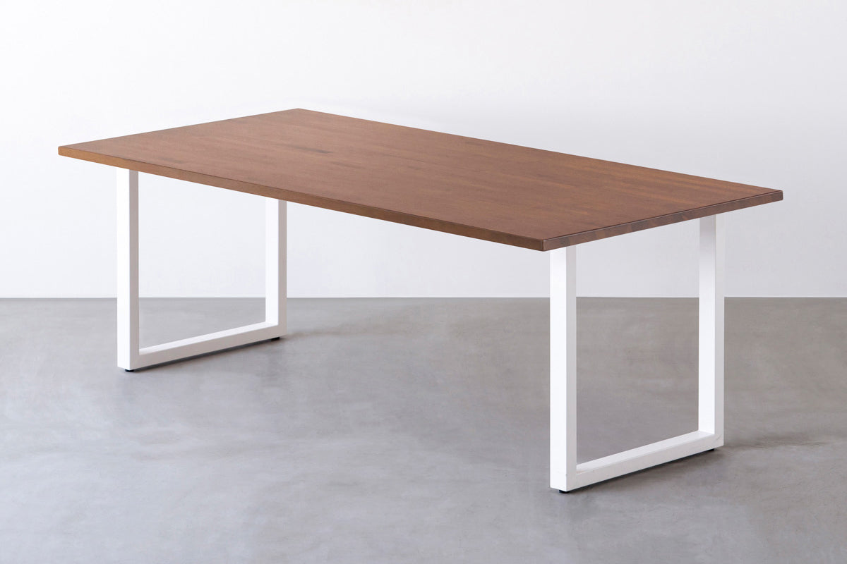 Kanademonoのラバーウッド ブラウン天板とホワイト脚を組み合わせたシンプルモダンな大型テーブル