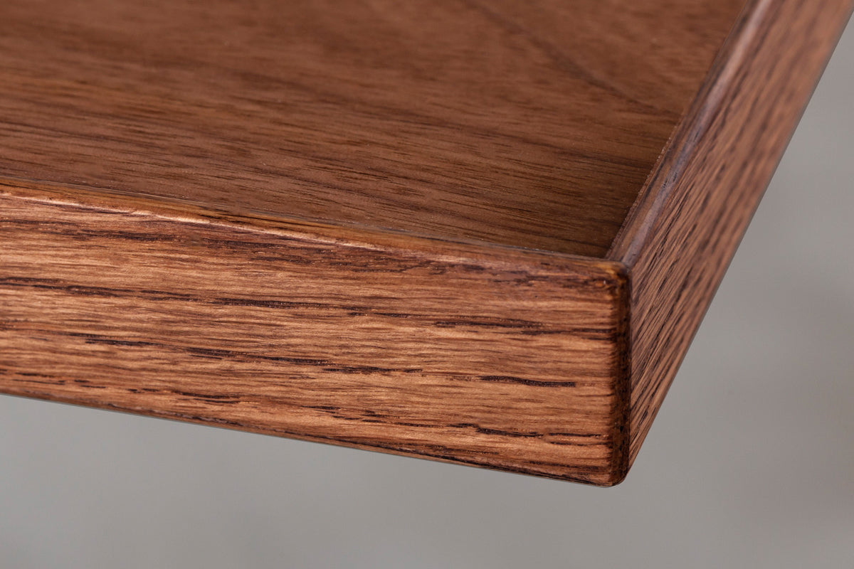 かなでもののウォルナット突板天板を使用したシンプルモダンなデザインのテーブル（天板・クローズアップ）