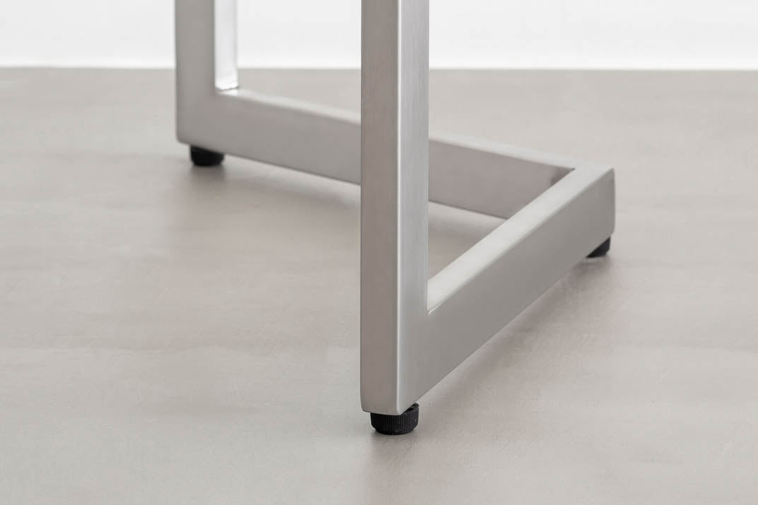 KANADEMONOのパイン天板にWラインのステンレス脚を合わせた、シンプルで華やかさのあるテーブル（脚）