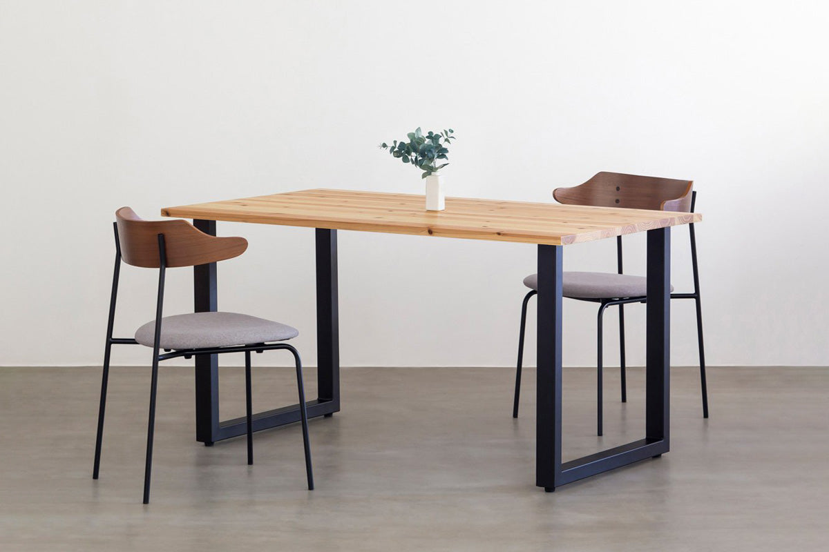 かなでものの杉無垢材とマットブラックのスクエア鉄脚を使用したシンプルモダンなデザインのテーブルと椅子