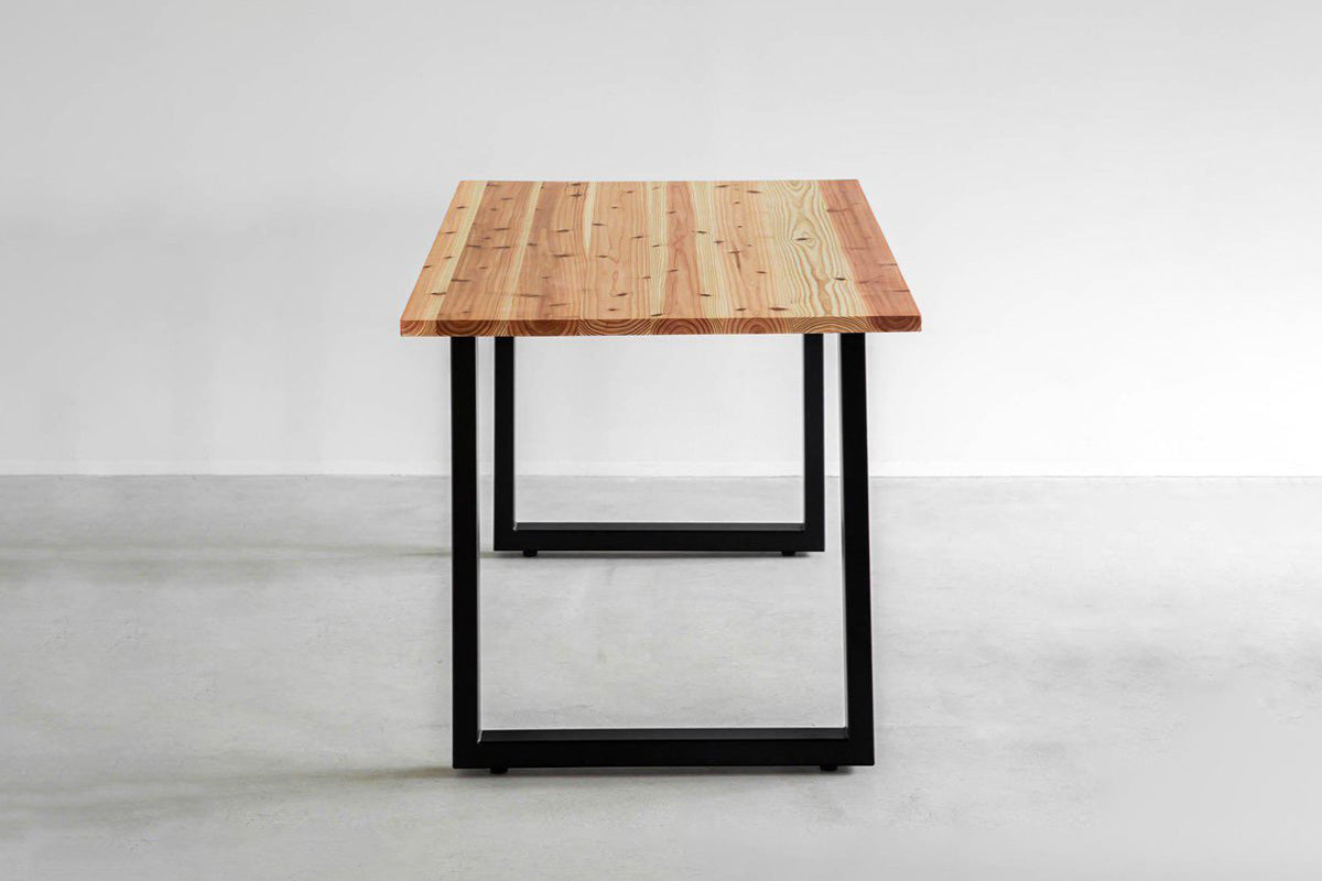 かなでものの杉無垢材とマットブラックのAライン鉄脚を使用したシンプルモダンなデザインのテーブル