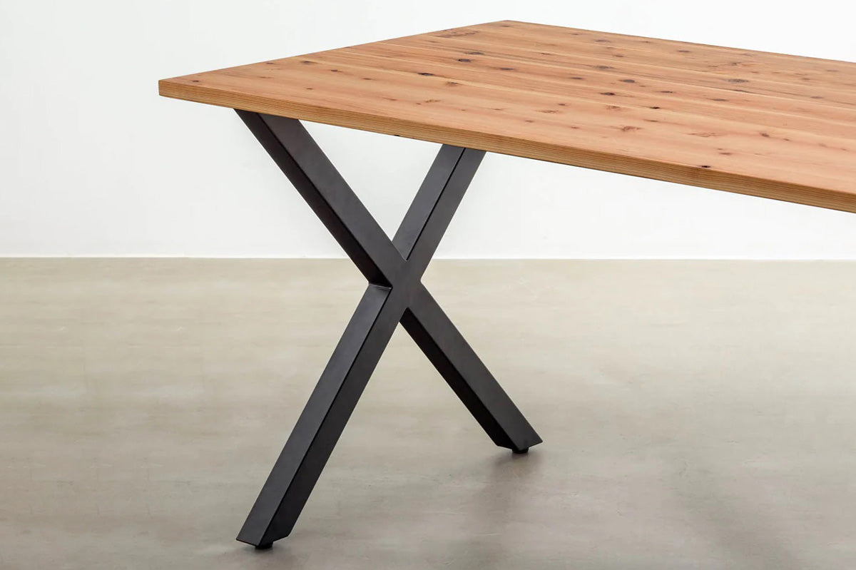 かなでものの杉無垢材とマットブラックの×ライン鉄脚を使用したシンプルモダンなデザインのテーブルの使用例1