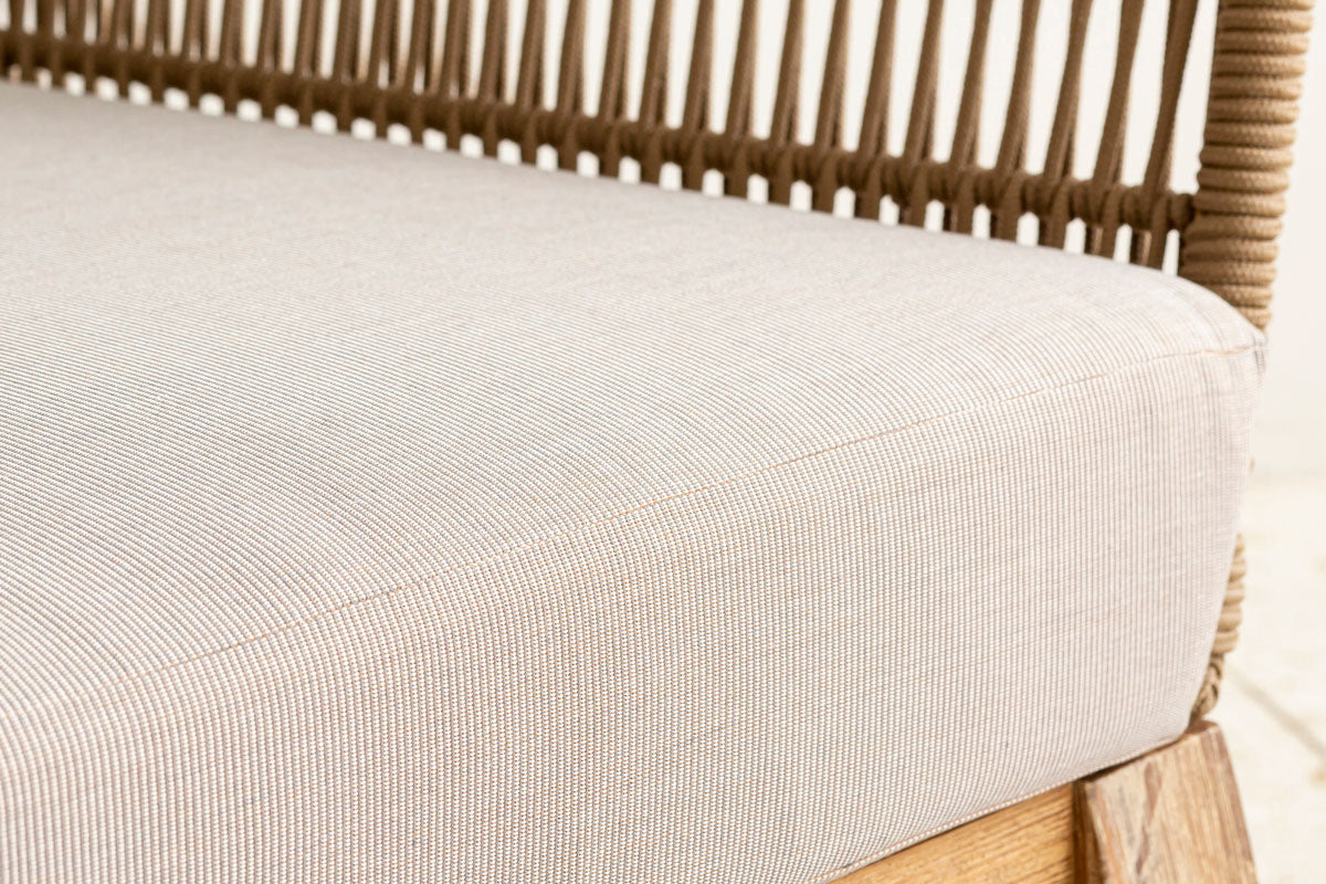 頑丈で長持ちしやすいアカシア材を使用した、落ち着いた雰囲気のソファの使用例2（座面）