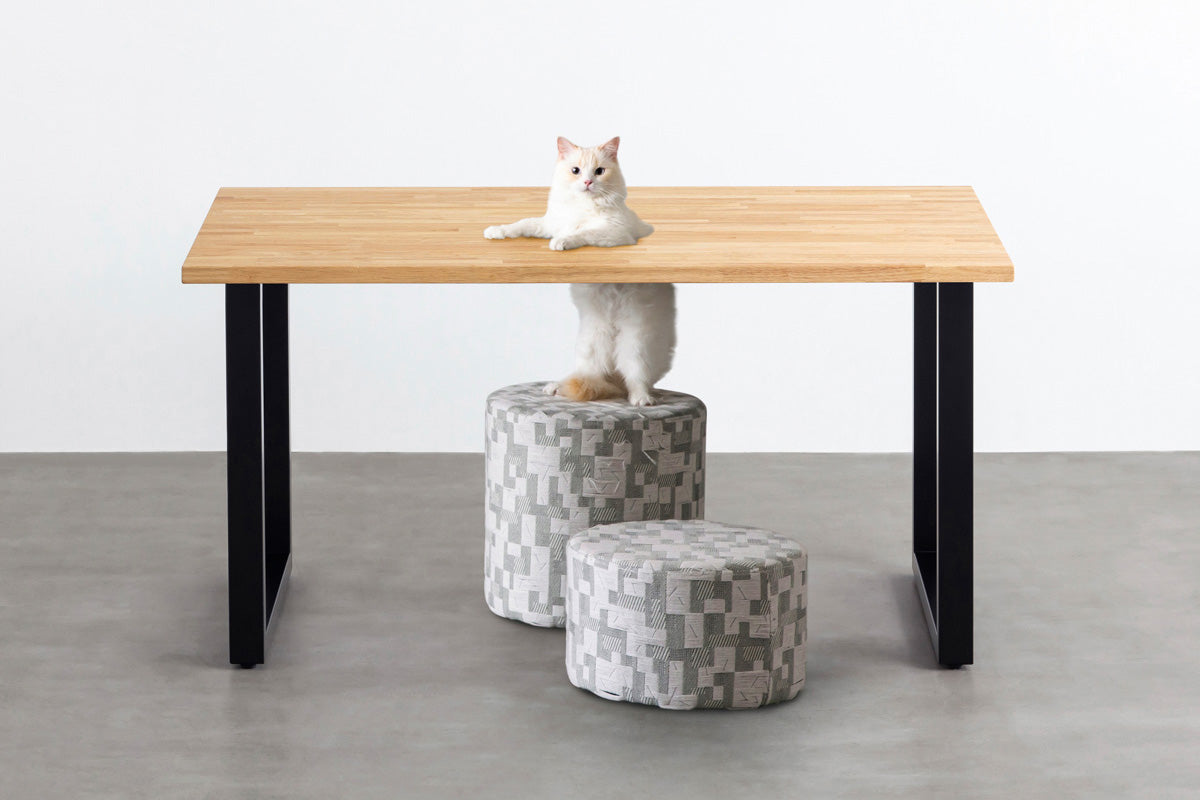 Kanademonoのラバーウッドナチュラル天板とブラックのスクエア鉄脚で製作した、猫穴付きのテーブル