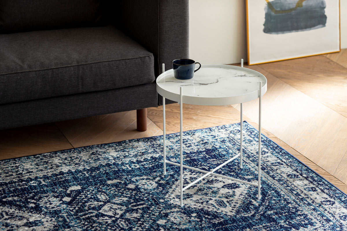ガラスとアイアンを使ったシンプルで洗練された印象を持つマーブルホワイトのサイドテーブルの使用例