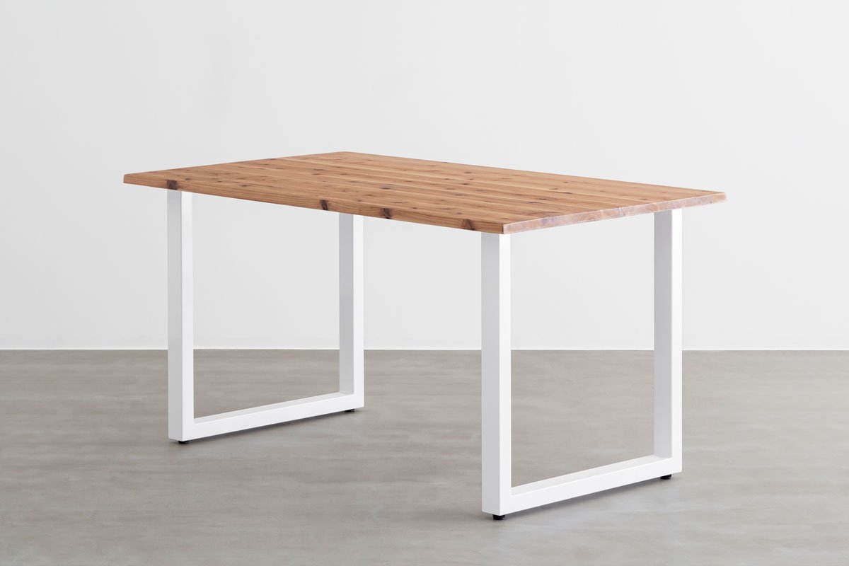 かなでものの杉無垢材とホワイトのスクエア鉄脚を組み合わせたシンプルモダンなテーブル1