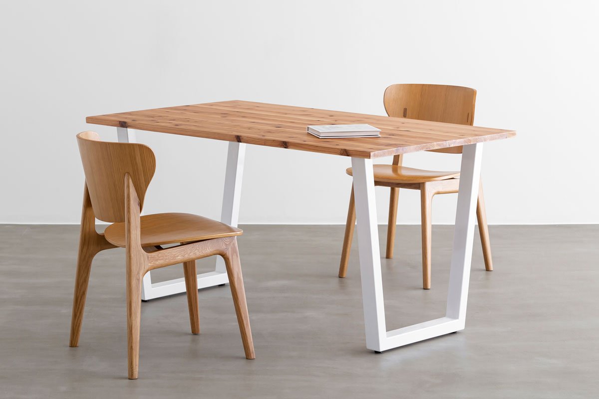 かなでものの杉無垢材とホワイトのトラペゾイド鉄脚を組み合わせたシンプルモダンなテーブルと椅子