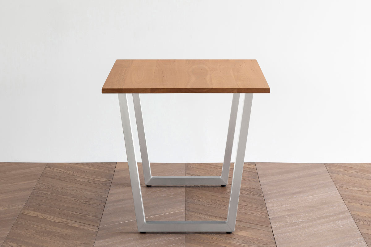 Gemoneのブラックチェリー天板とトラぺゾイド型ステンレス脚を組み合わせたシンプルなテーブル