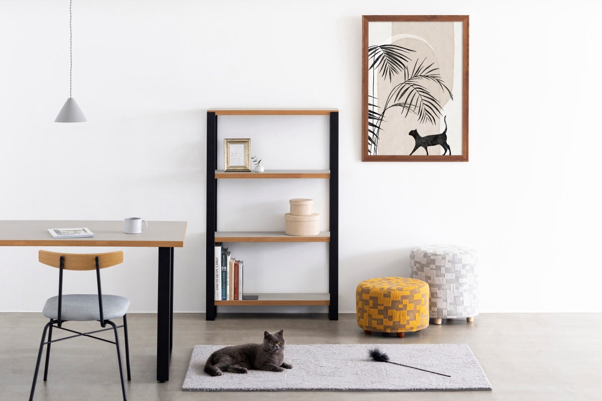 KANADEMONOの猫をモチーフにモノトーンで仕上げたシックモダンなアートA１＋木製ブラウンフレーム（コーディネートイメージ）