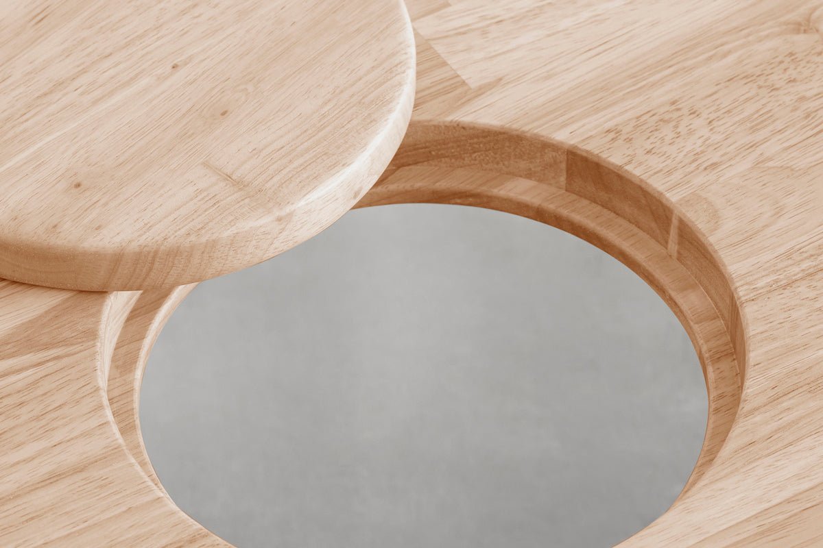 Kanademonoのラバーウッドアッシュグレー天板とホワイトのスクエア鉄脚で製作した、猫穴付きのテーブル（猫穴オープン時）