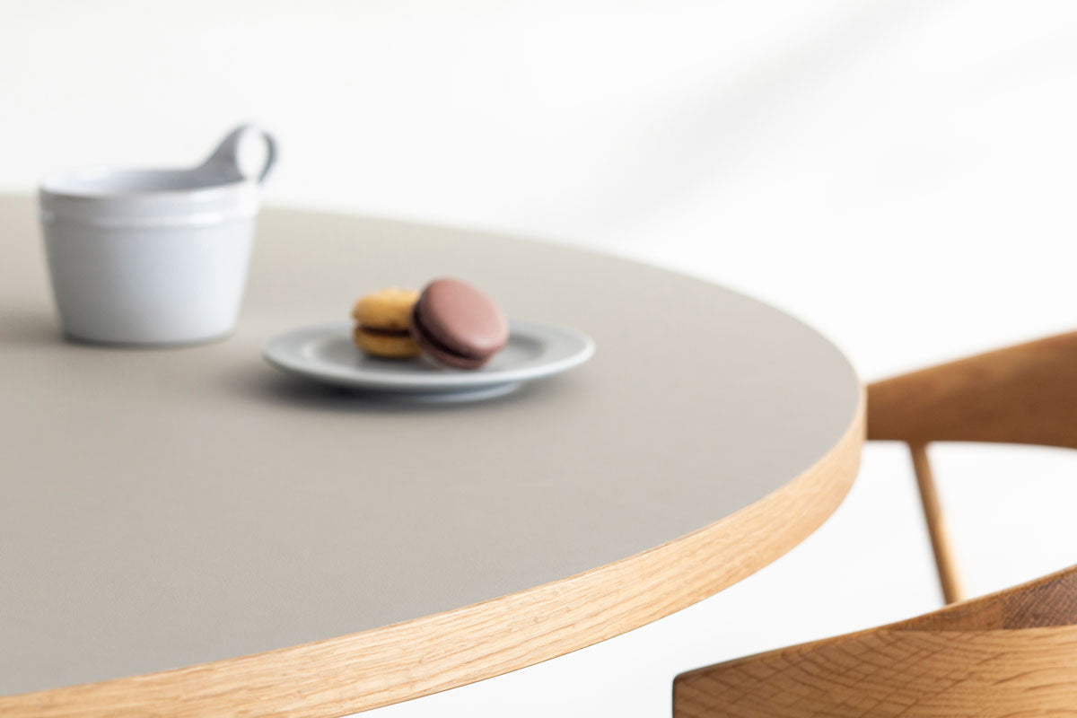 KanademonoのリノリウムPEBBLE天板とX型ホワイト脚を組み合わせたラウンド型のカフェテーブルの使用例3