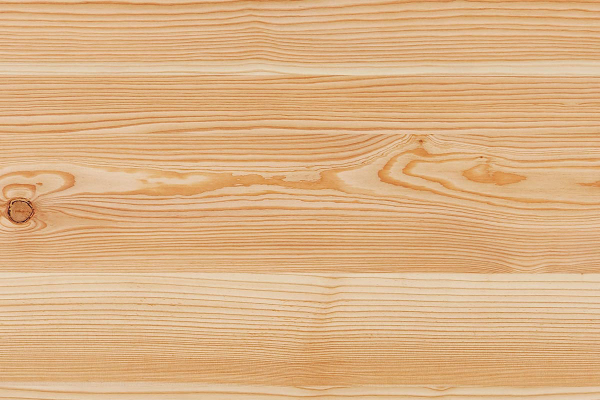 KANADEMONOの飛騨唐松天板にステンレス脚を合わせた、シンプルで華やかさのあるテーブル（天板木目）