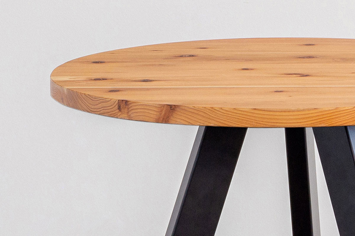 かなでものの杉無垢の天板とマットブラックの3pinアイアン脚を組み合わせたすっきりとしたデザインのカフェテーブル（天板と脚）
