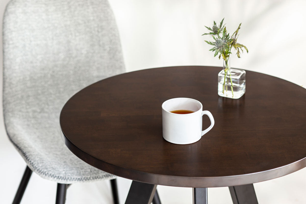 かなでものラバーウッドブラックブラウンの天板とマットブラックの3pinアイアン脚を組み合わせたすっきりとしたデザインのカフェテーブルの使用例
