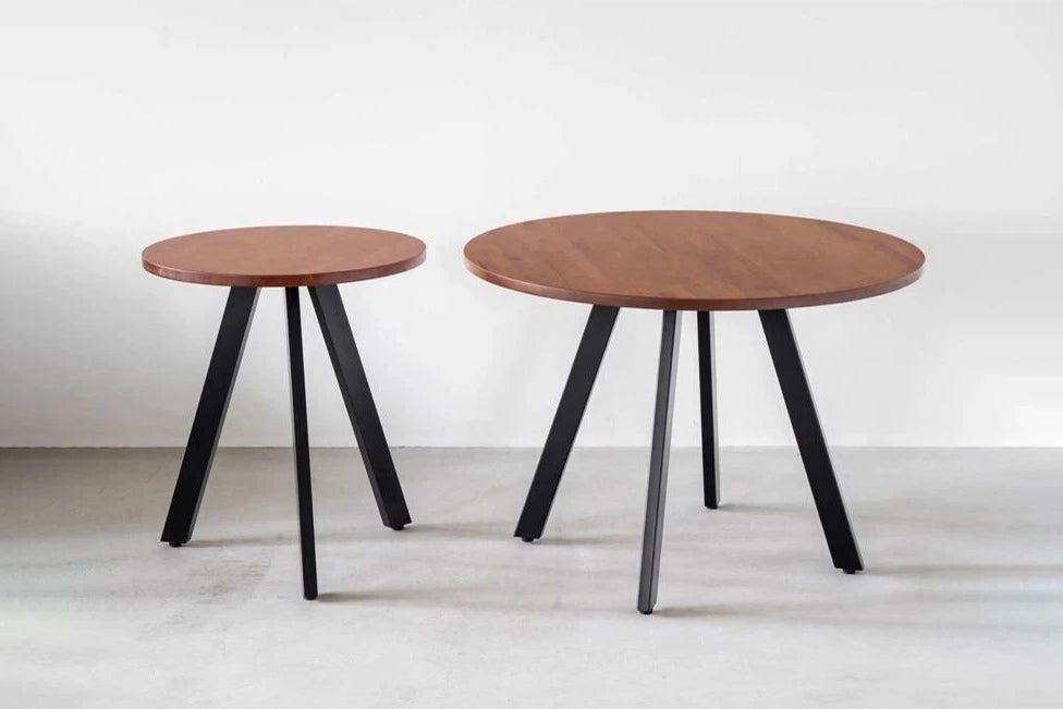 かなでもののナチュラルな雰囲気のラバーウッドとマットブラックのストレートテーブル脚を組み合わせたすっきりとしたデザインのカフェテーブル