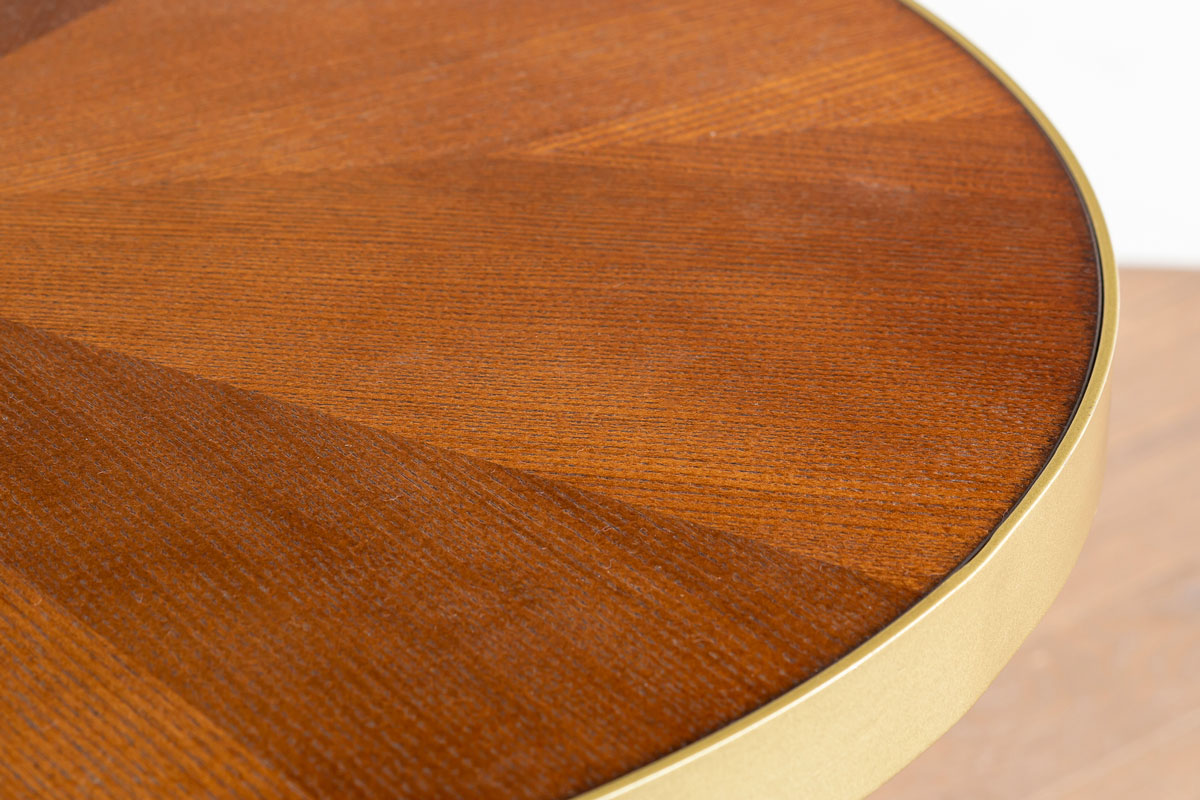 アッシュ化粧繊維板とアイアン脚の組み合わせが印象的なアンティーク調の丸形コーヒーテーブル（上からのアングル・クローズアップ）