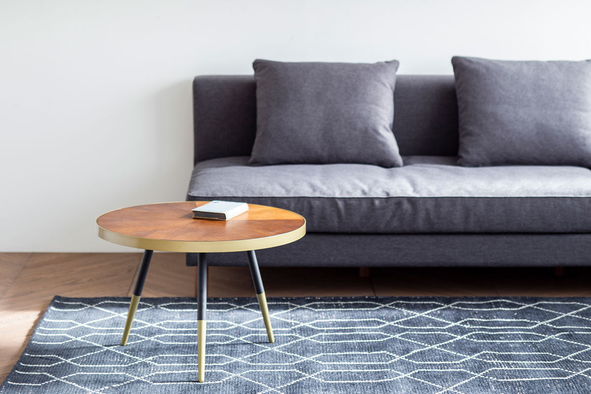 アッシュ化粧繊維板とアイアン脚の組み合わせが印象的なアンティーク調の丸形コーヒーテーブルの使用例2