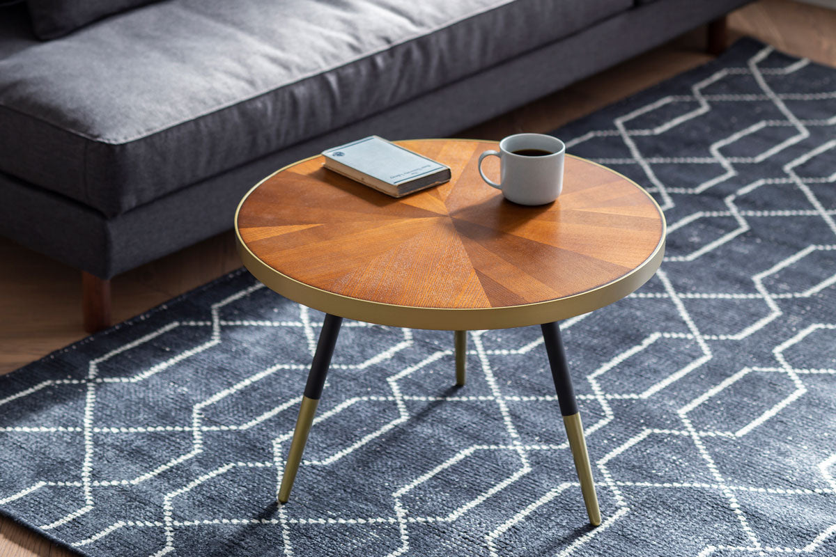アッシュ化粧繊維板とアイアン脚の組み合わせが印象的なアンティーク調の丸形コーヒーテーブルの使用例1