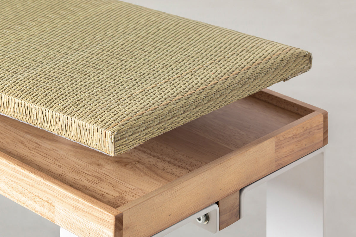 Kanademonoのラバーウッドアッシュグレー天板に畳をはめ込みホワイトライン脚と合わせたシンプルモダンなベンチ（天板と畳）