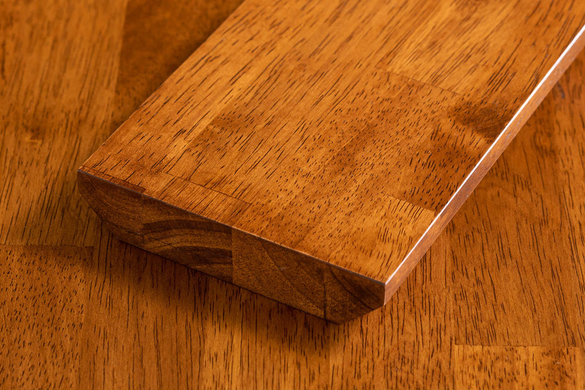KANADEMONOのラバーウッドチークブラウン天板にホワイトの鉄脚を組み合わせた、Block&Tray配線孔つき幅特寸大型テーブル（ブロック）