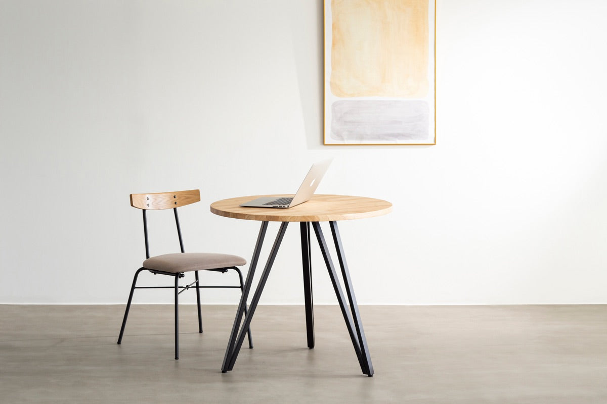 Kanademonoラバーウッド・ナチュラルのラウンド天板とデザイン性の高いXラインの脚を組み合わせたカフェテーブルの使用例1