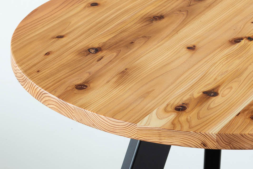 KanademonoのアイアンチューブのXラインが珍しくデザイン性の高いカフェテーブル脚（アイアンチューブの溶接部分・クローズアップ）