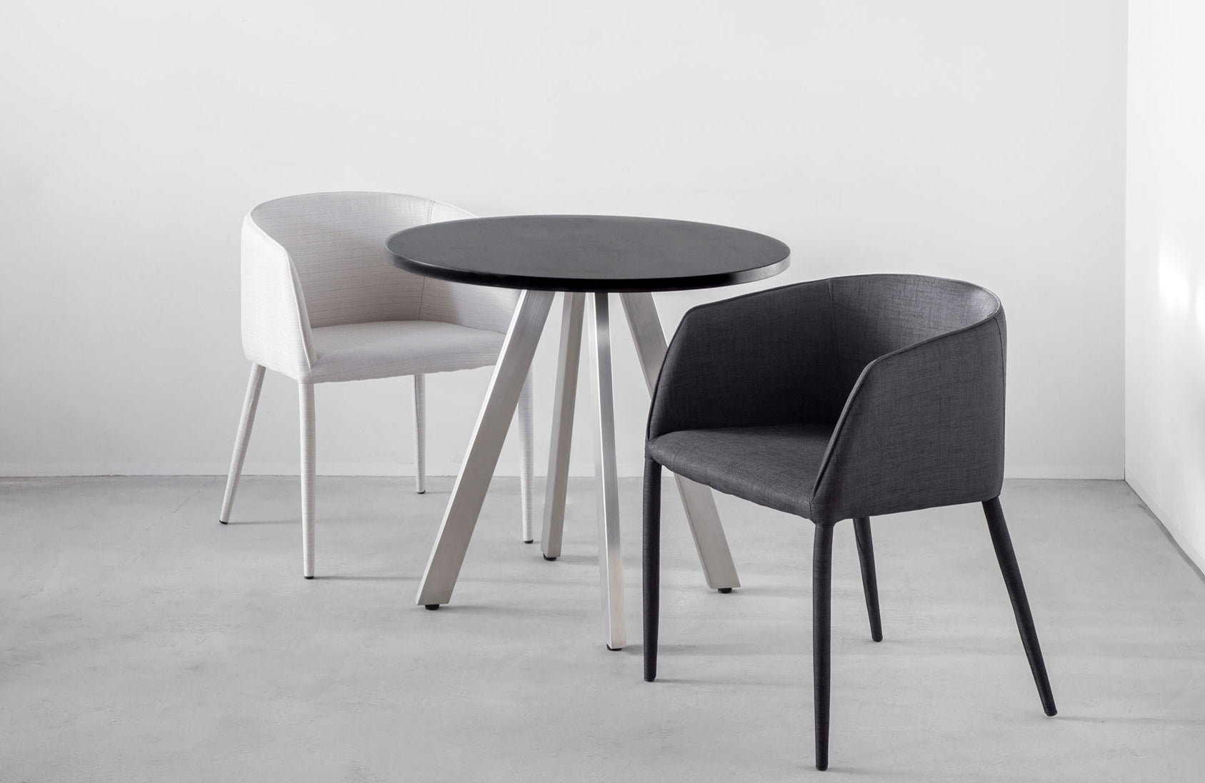 Gemoneのウレタンフォームを使用した座面と気品のあるシンプルなデザインが美しい張りぐるみ仕様のエレガントなアームチェアとテーブル