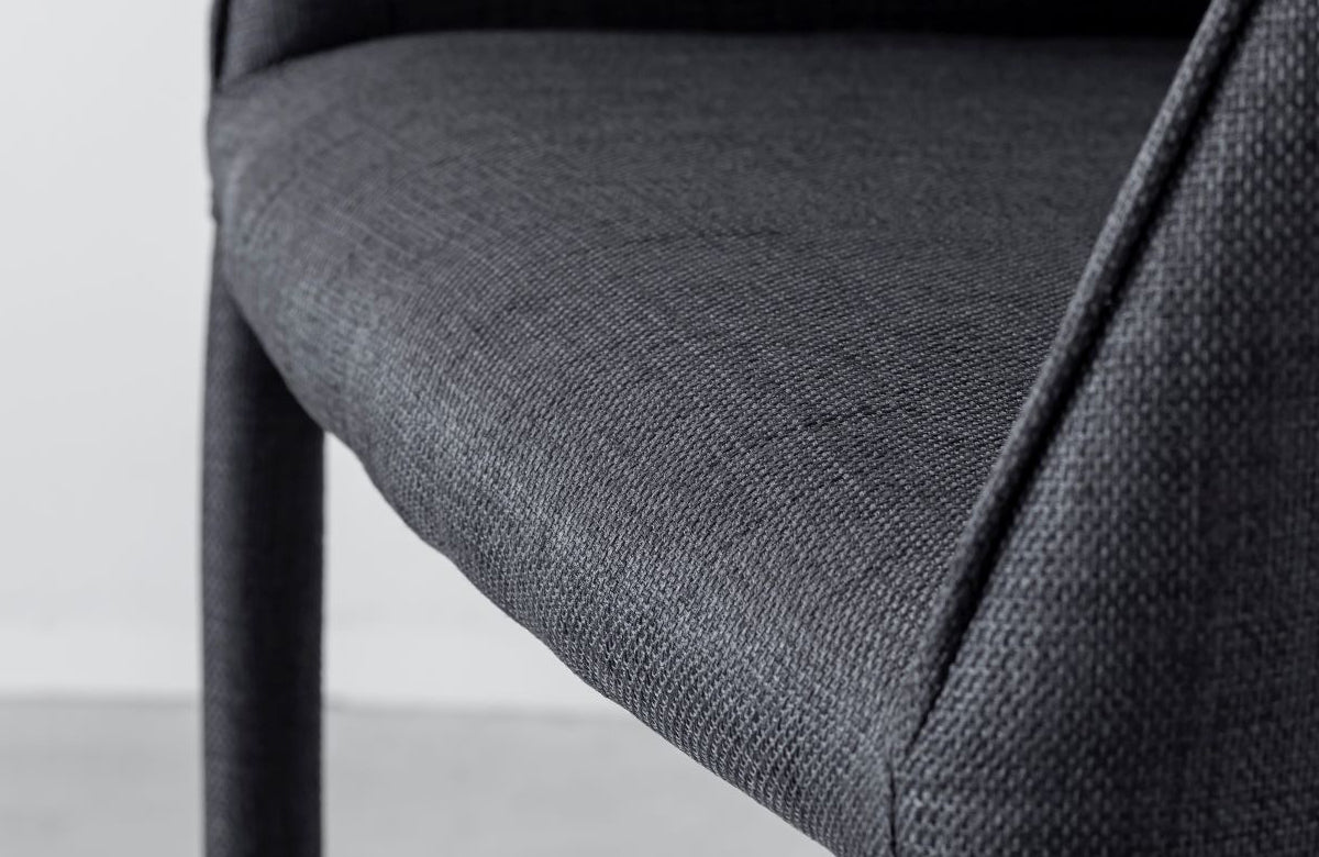 Gemoneのウレタンフォームを使用した座面と気品のあるシンプルなデザインが美しい張りぐるみ仕様のエレガントなアームチェア(座面)