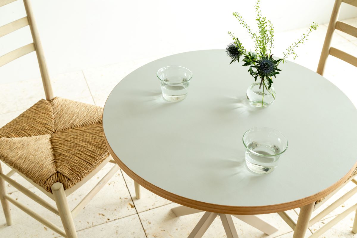 リノリウムのパステルカラー・Vapour天板とFavricaのフェミニンなアイボリー脚を組み合わせたカフェテーブルの使用例2