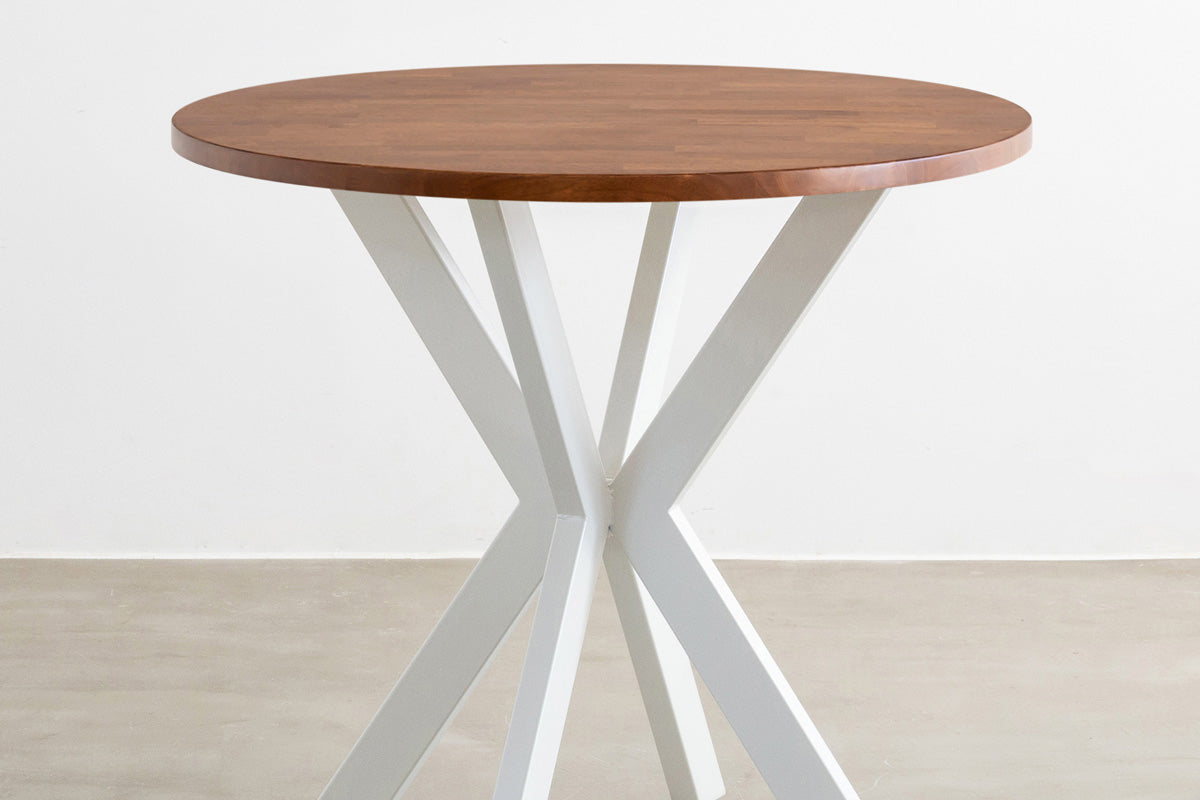 Kanademonoのラバーウッドブラウン天板とX型ホワイト脚を組み合わせたラウンド型のカフェテーブル（脚）