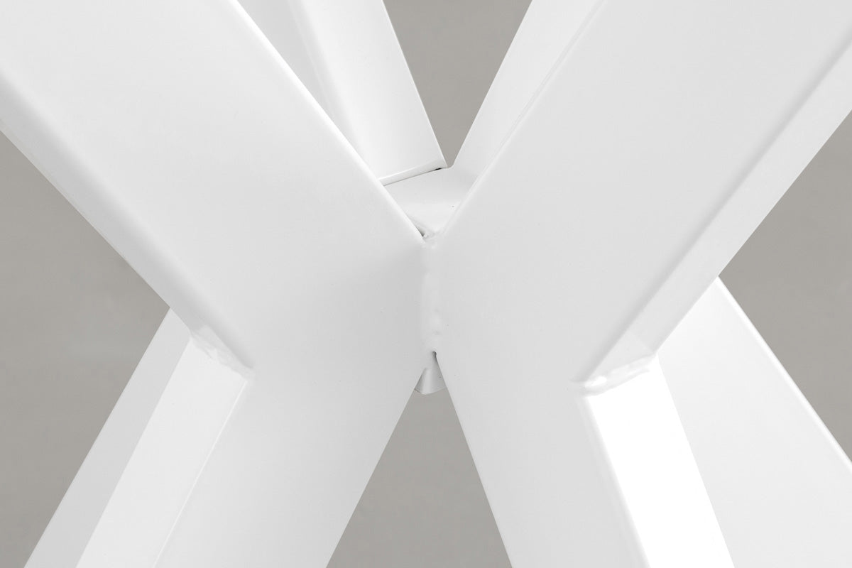 KanademonoのホワイトアイアンチューブのXラインが珍しくデザイン性の高いカフェテーブル脚（アイアンチューブの溶接部分・クローズアップ）