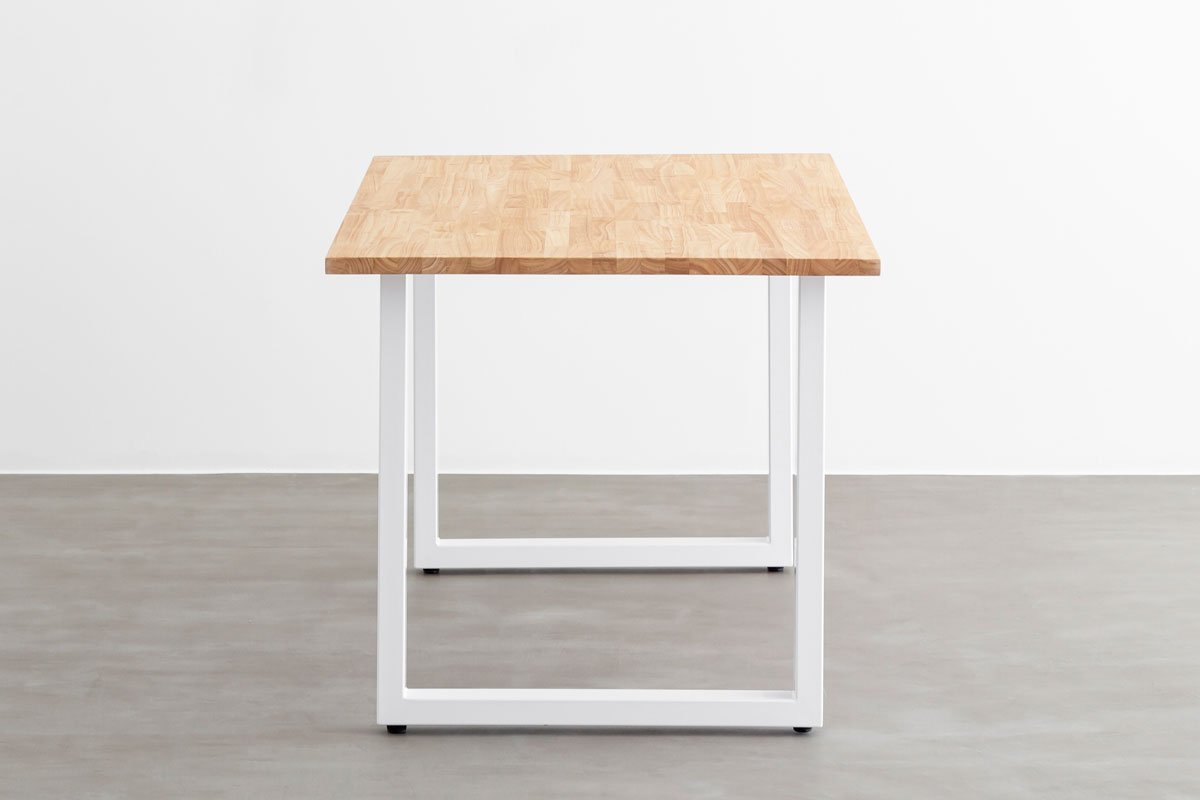かなでもののラバーウッドとホワイトのスクエア鉄脚を組み合わせたシンプルデザインのテーブル