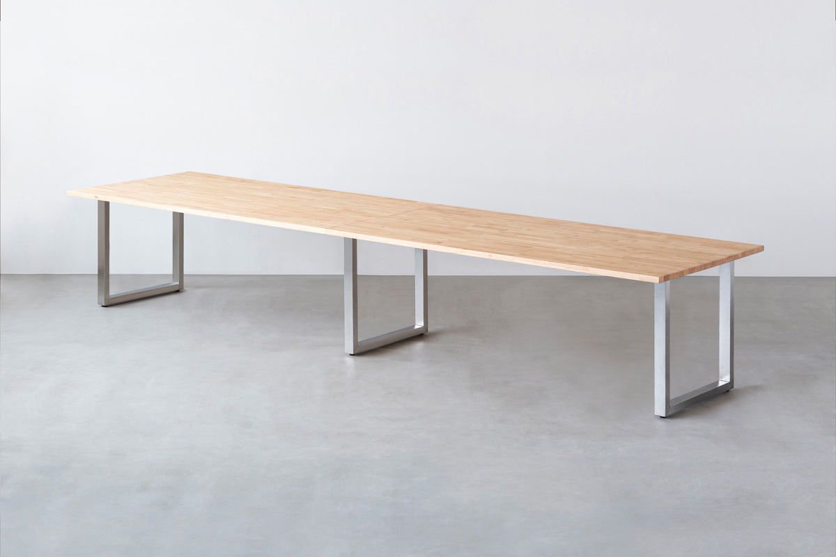 Kanademonoのラバーウッド ナチュラル天板とステンレス脚を組み合わせたシンプルモダンな幅連結タイプの特大テーブル