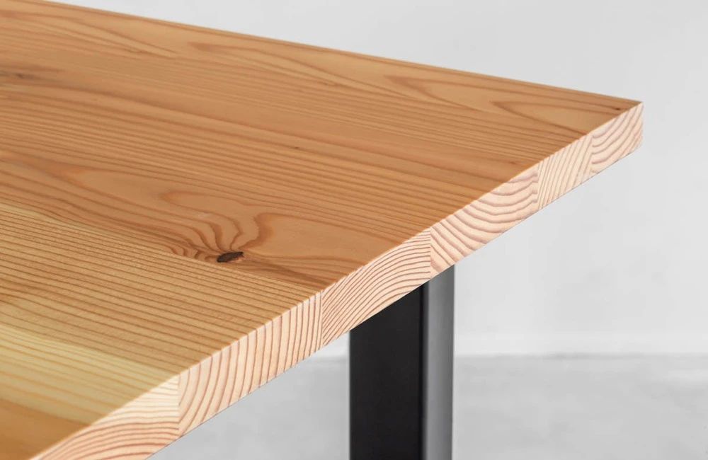 かなでものの飛騨産唐松とマットブラックの鉄脚を組み合わせたシンプルモダンなテーブル