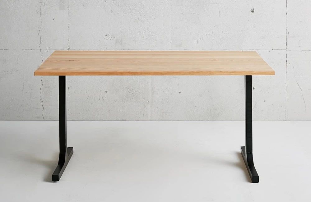 かなでものの飛騨産唐松とマットブラックのI型の鉄脚を組み合わせたシンプルモダンなテーブル