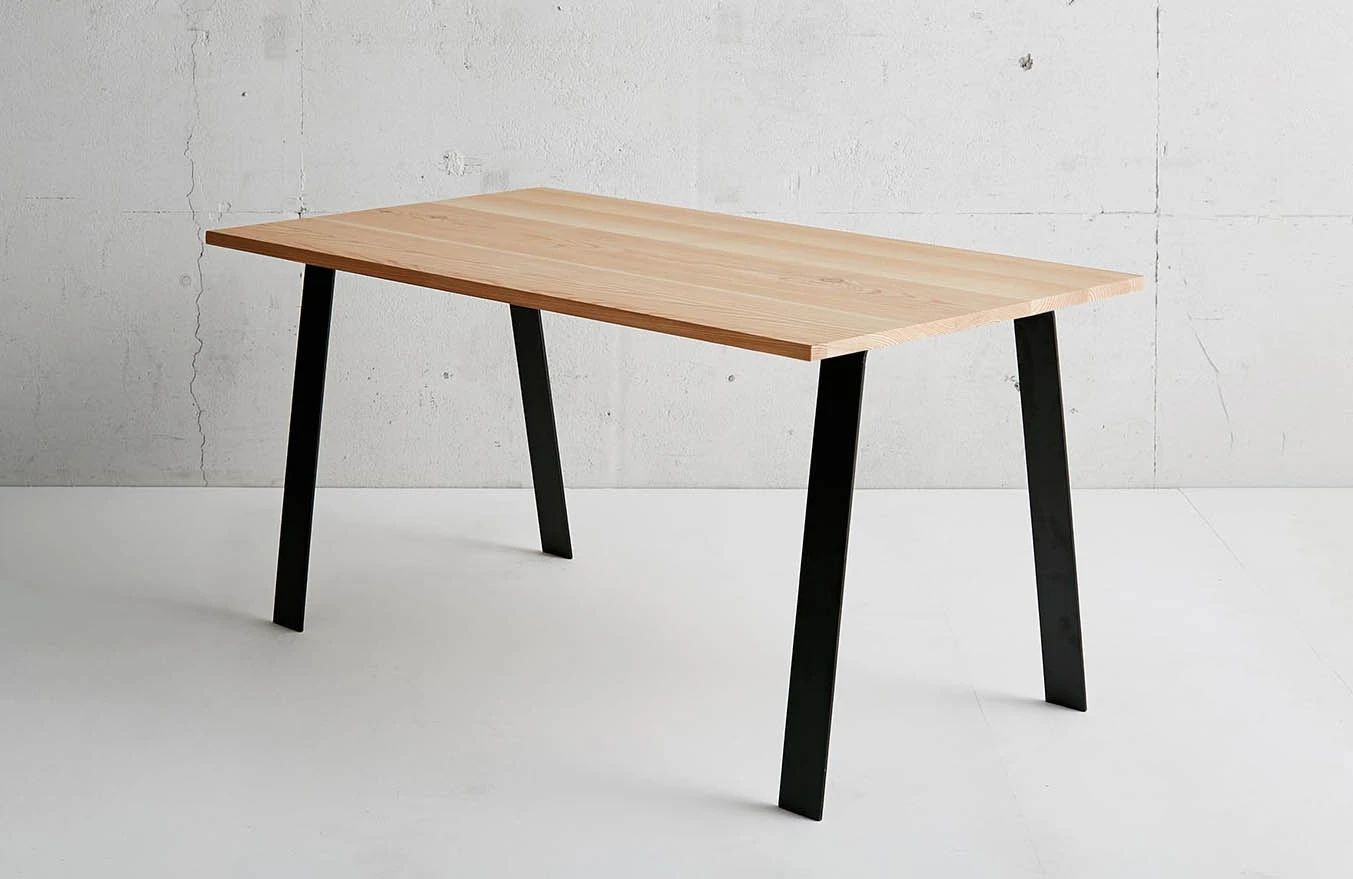 かなでものの飛騨産唐松とマットブラックのAライン鉄脚を組み合わせたシンプルモダンなテーブル