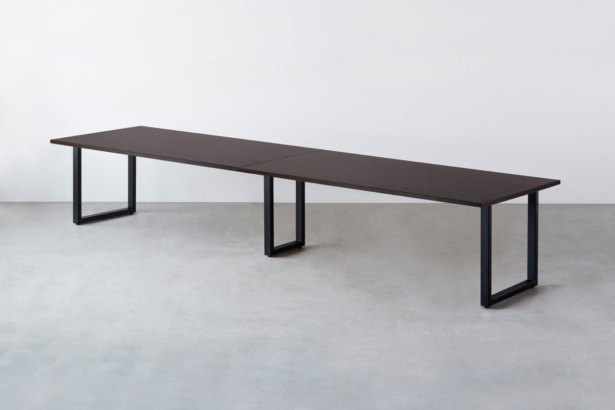 Kanademonoのラバーウッド ブラックブラウン天板とブラック脚を組み合わせたシンプルモダンな幅連結タイプの特大テーブル