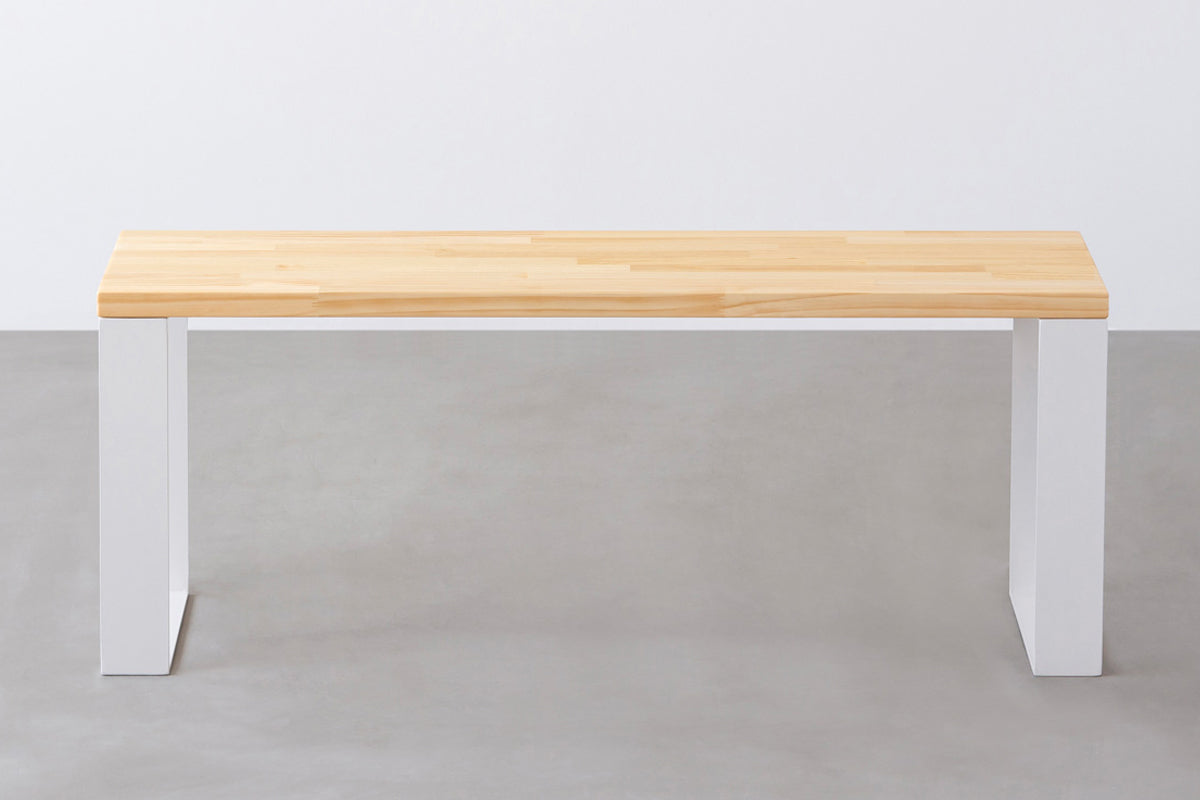 KANADEMONOのパイン天板とホワイトのライン脚を合わせたシンプルモダンなベンチ（正面）