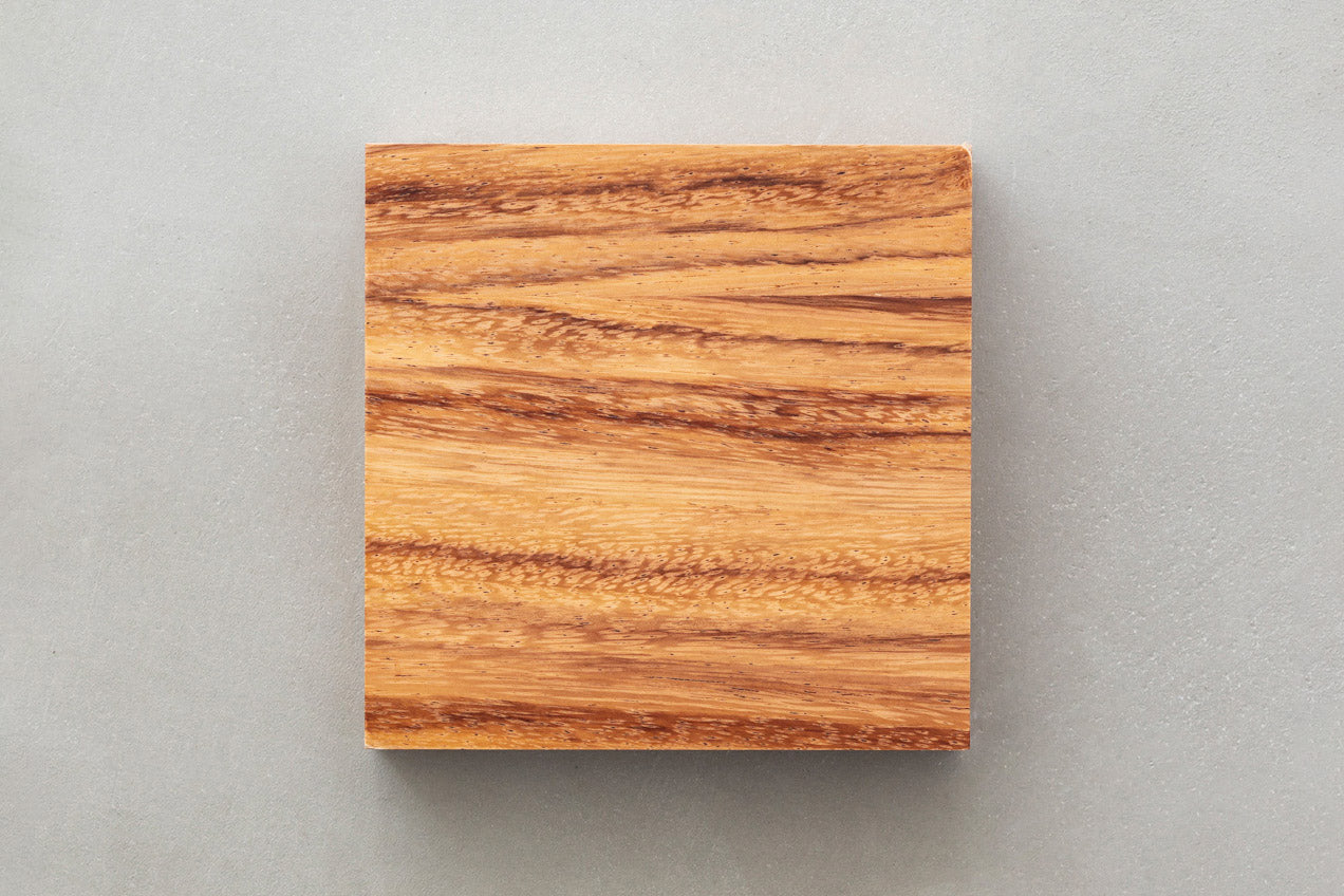 KANADEMONOの突板アンバー天板のサンプル木材