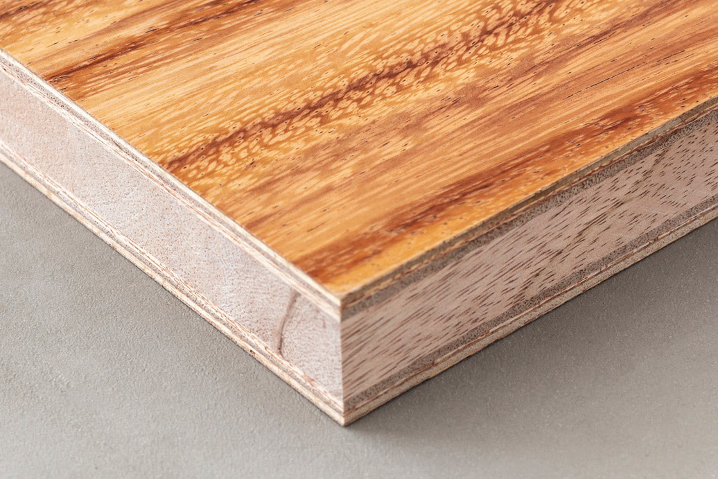 KANADEMONOの突板アンバー天板のサンプル木材（木口）