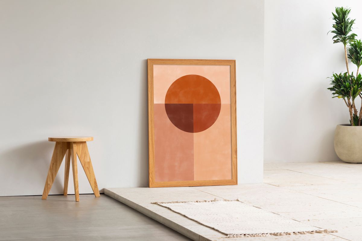Kanademonoの赤×オレンジの暖色でまとめたモダン抽象画アートA1＋ナチュラルウッドフレーム（エントランス使用例）