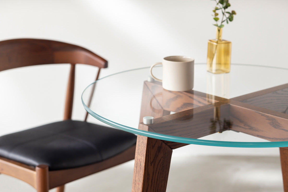 KANADEMONOのガラス天板とブラウンカラーのピンタイプの木製脚を組み合わせたカフェテーブルM（使用例2）