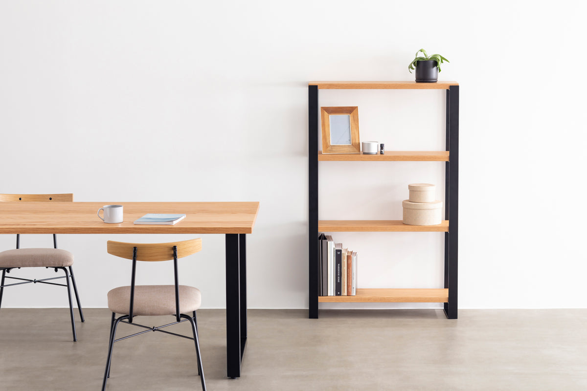 Kanademonoのレッドオーク材の棚板とブラックのアイアンで製作したシェルフ(使用イメージ)