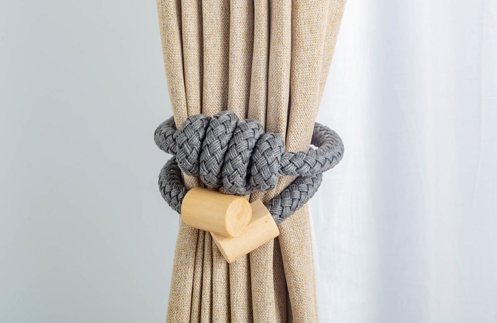 かなでもののしっかり丁寧に編みこんだロープと木の留め具が上品な雰囲気を醸し出した気品ある落ち着いたグレーのマグネットタッセル(束ねた状態)